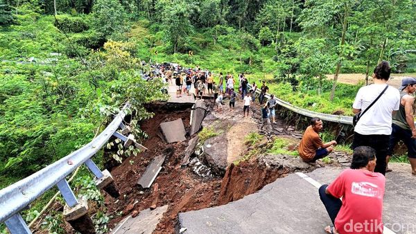 Potret Ngerinya Jembatan Akses ke Madakaripura Probolinggo Ambruk