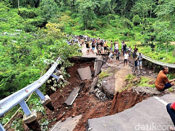 Potret Ngerinya Jembatan Akses ke Madakaripura Probolinggo Ambruk