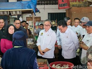 Turun ke Pasar Minggu, Zulhas Dicurhati Harga Plastik Naik Nggak Kira-kira