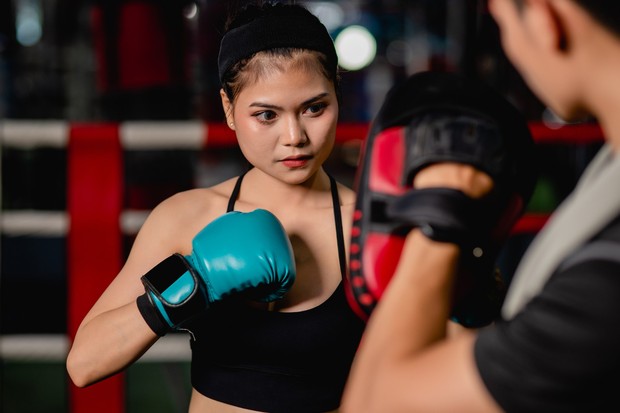 Seni bela diri Muay Thai membantu perempuan meningkatkan kekuatan, stamina, dan kepercayaan diri sekaligus sebagai olahraga.