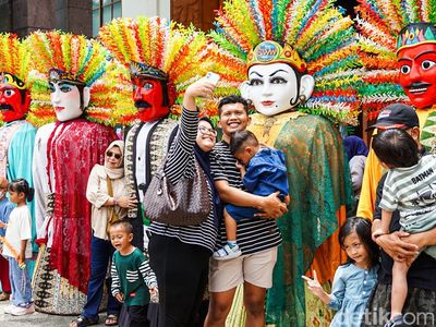 Ondel-ondel Meriahkan Setu Babakan, Wisata Budaya Diserbu Saat Lebaran