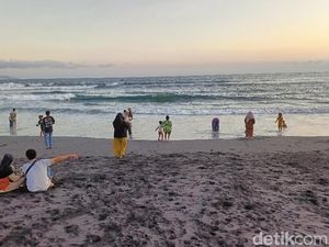 Wisatawan Tewas Tersambar Petir Saat Berlibur di Pantai Bambang Lumajang