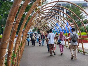 TMII Masih Ramai H+7 Lebaran, Anjungan-Pertunjukan Tari Jadi Daya Tarik