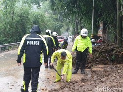 Hujan Deras Picu Longsor di Nagreg, Lalin Sempat Tersendat