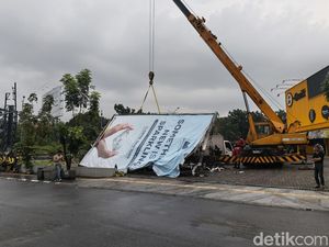 2 Reklame Raksasa di Buahbatu Tumbang Diterjang Hujan-Angin, Timpa 4 Kendaraan