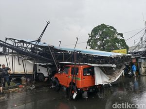 Reklame Raksasa Tumbang di Buahbatu, Timpa 4 Kendaraan