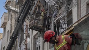 Serangan Udara Hantam Teheran, Petugas Evakuasi Korban dari Reruntuhan