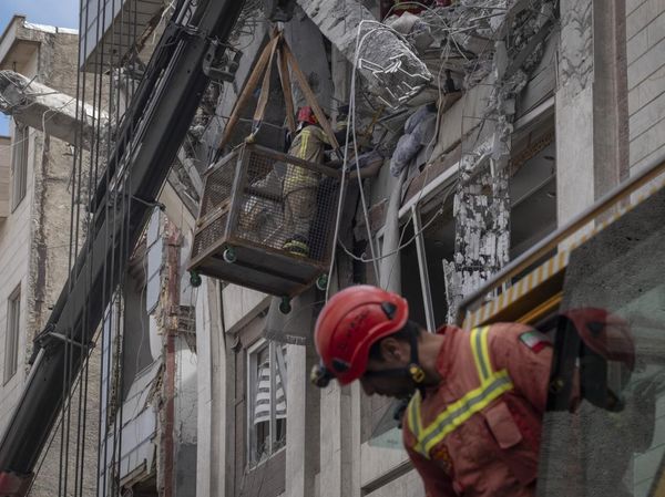 Serangan Udara Hantam Teheran, Petugas Evakuasi Korban dari Reruntuhan