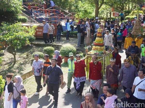 Meriahnya Sesaji Rewanda di Gua Kreo Semarang
