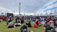Warga Antusias Serbu Makanan Gratis di Bazar Monas: Sekalian Piknik
