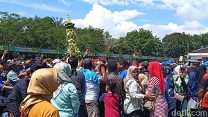 7 Gunungan Kupat Berisi Uang Diperebutkan di Magelang dalam Sekejap