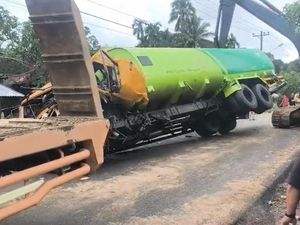 Truk Tangki Tabrak Truk Crane Parkir di Tapanuli Selatan