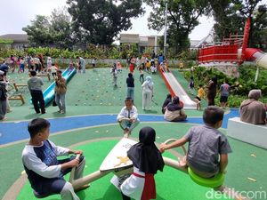 Taman Bendera Pusaka Ramai Dikunjungi, Warga Piknik hingga Main Padel