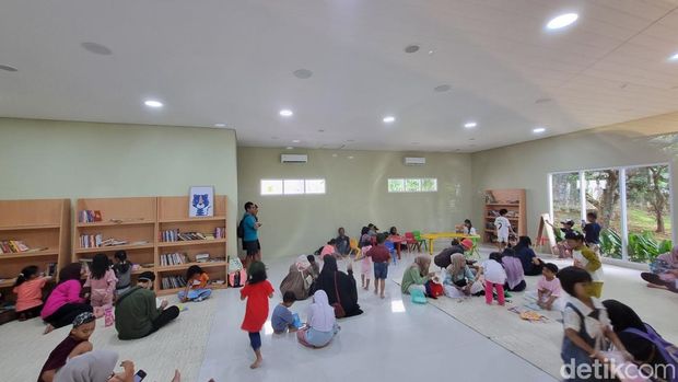 Taman Bendera Pusaka di Jakarta Selatan ramai pengunjung akhir pekan ini. Keluarga menikmati playground, ruang baca, dan berolahraga di fasilitas yang tersedia. (Taufiq S/detikcom)