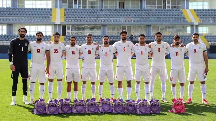 Timnas Iran membawa ransel kecil di lapangan sebagai bentuk penghormatan pada anak-anak yang tewas dalam serangan AS dan Israel.