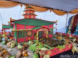 Dibuat 14 Jam, Topat Agung Jadi Ketupat Raksasa Paling Rumit di Mataram