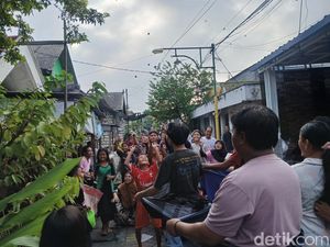 Meriahnya Tradisi Udik-udikan Hujan Uang di Gresik