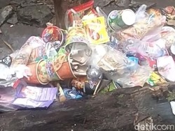 Sampah Menggunung Rusak Pesona Curug Cibeureum Saat Libur Lebaran