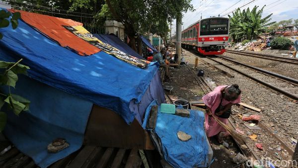 Usai Digusur, Warga Kembali Dirikan Gubuk di Pinggir Rel Senen