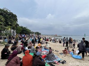 Rayakan Lebaran Ketupat, Warga Kampung Jawa Denpasar Padati Pantai Sanur