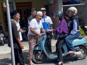 Unik, Tradisi Kupatan di Blitar Hadang Pengendara Lalu Ajak Makan Ketupat