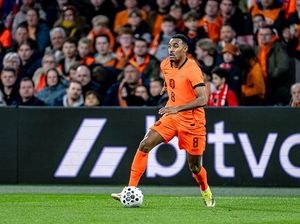 Koeman Kritik Gravenberch yang Malas Bertahan