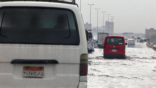 Badai Petir dan Hujan Deras Guyur Kairo, Aktivitas Warga Terganggu