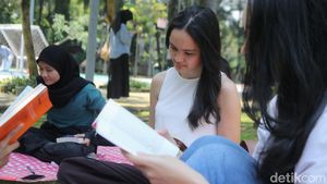Bukan Nongkrong Biasa, Warga Jakarta Pilih Membaca Hening di Taman Menteng