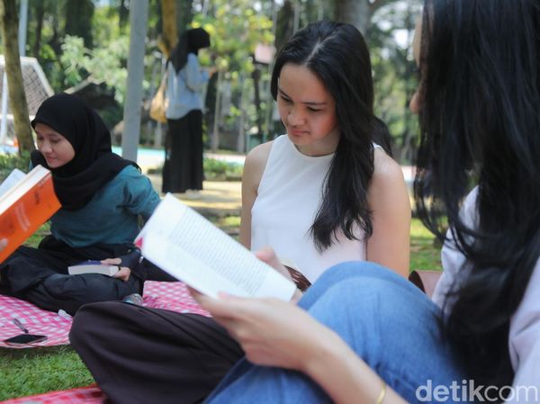 Bukan Nongkrong Biasa, Warga Jakarta Pilih Membaca Hening di Taman Menteng