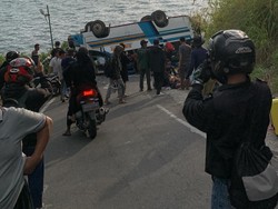 Bus Bawa Rombongan Pengantin Terbalik di Tanjakan Danau Ranau OKU Selatan