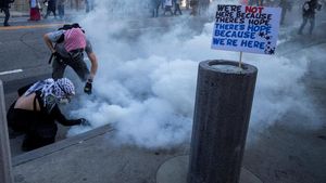 Chaos di Los Angeles! Demo No Kings Berujung Gas Air Mata