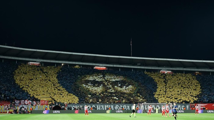 Klub Serbia Crvena Zvezda kena sanksi UEFA perihal tifo bergambar orang suci di tribun penonton. Hukuman itu mendapat kecaman banyak pihak.