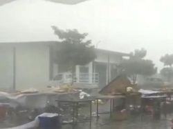 Angin Kencang Terjang Halaman RSUD Bojonegoro, Tenda dan Meja Porak-poranda