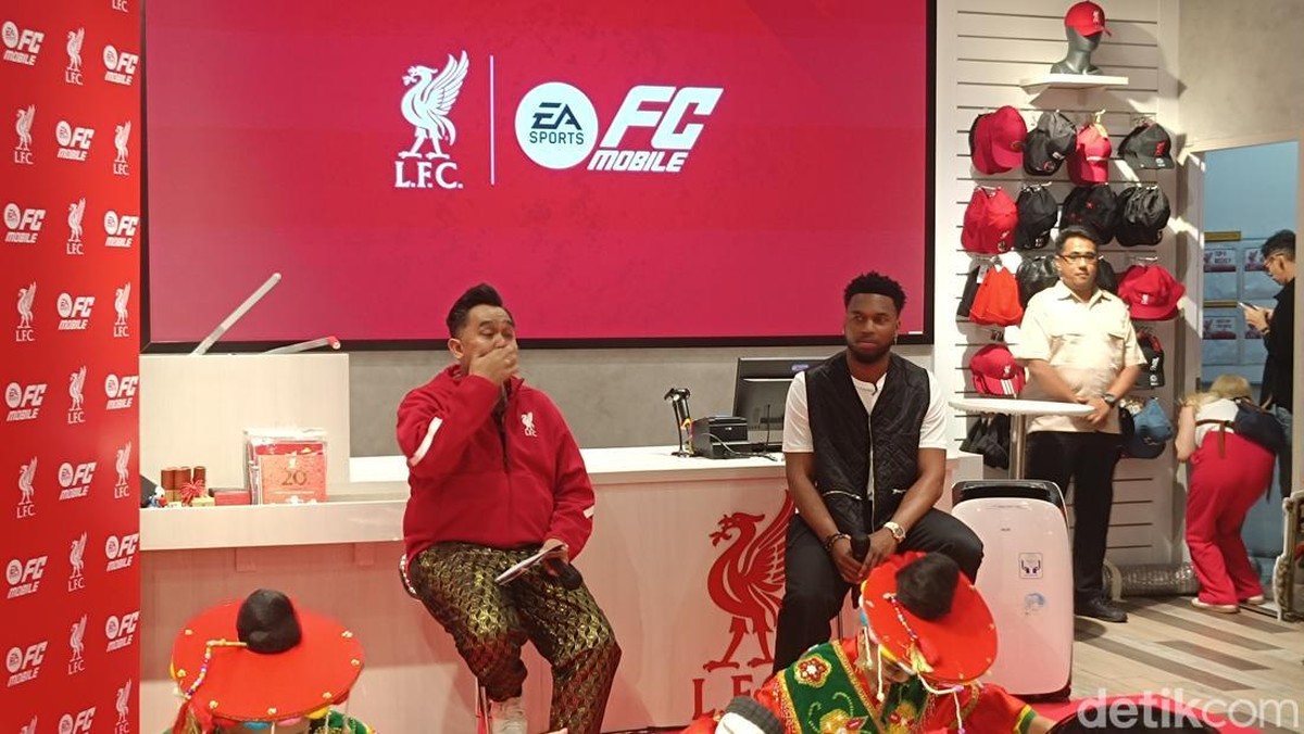 Daniel Sturridge (kanan) menyapa suporter Liverpool di Jakarta. Foto: Muhammad Robbani/detikcom