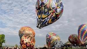 Foto: Warna-Warni Festival Balon Udara di Langit Ponorogo