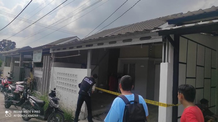 Polisi melakukan pengamanan demo warga korban investasi bodong.