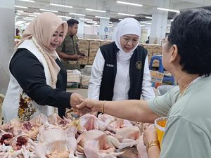 Khofifah Cek Sembako di Pasar Legi Ponorogo, Harga Daging Turun