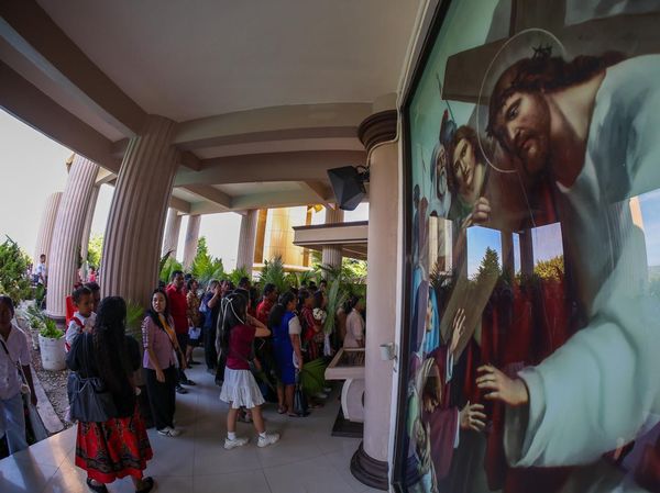 Jelang Paskah, Umat Katolik di Manokwari Ikuti Misa Minggu Palma