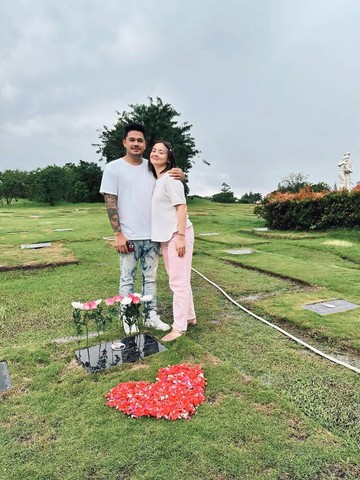 Momen Calon Suami Joanna Alexandra Nyekar ke Makam Raditya Oloan