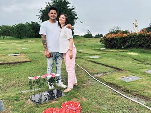 Momen Calon Suami Joanna Alexandra Nyekar ke Makam Raditya Oloan