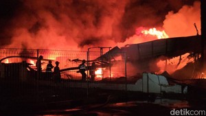 4 Jam, Api di Pabrik Plastik Wanaherang Bogor Masih Membara