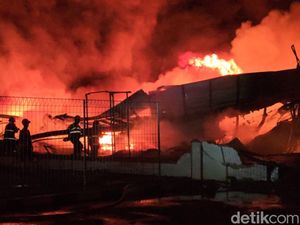 4 Jam, Api di Pabrik Plastik Wanaherang Bogor Masih Membara