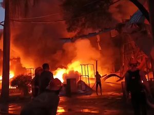 Masih Ada Api Sisa Kebakaran Pabrik Terpal di Bogor, Damkar Siaga