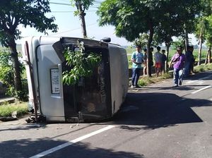 Elf di Bojonegoro Tabrak Tiang dan Motor, 1 Orang Tewas