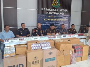 Bea Cukai Banyuwangi gagalkan peredaran 6,5 juta batang rokok ilegal senilai Rp 10 M. Empat tersangka ditangkap namun pemiliknya tak diungkap.