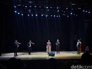 Musik Folk Hungaria Menggema di Surabaya