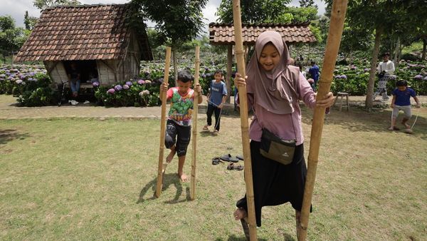 Kurangi Ketergantungan Medsos, Anak-anak Diajak Main Egrang