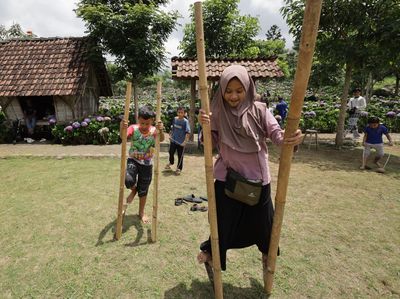Kurangi Ketergantungan Medsos, Anak-anak Diajak Main Egrang