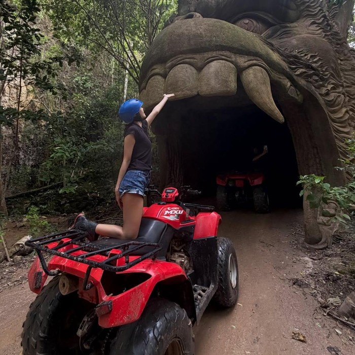 Foto Lisa BLACKPINK Enjoy Liburan di Bali