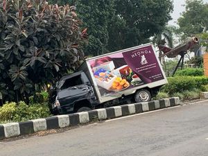 Sopir Ngantuk, Mobil Box Nyangsang di Taman Jalan Sultan Agung Kota Batu